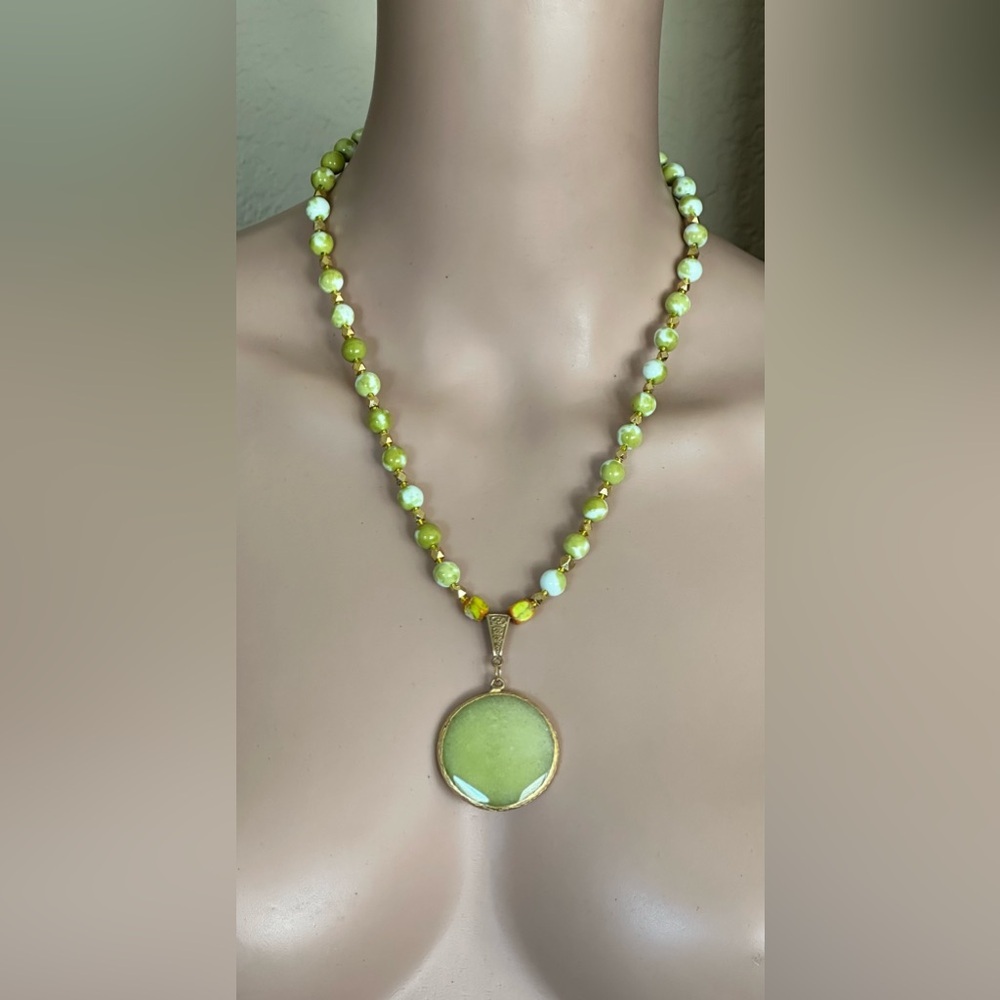 22-1/2 inch Elegant Green Beaded Necklace with Gold Accents - Picture 2 of 14